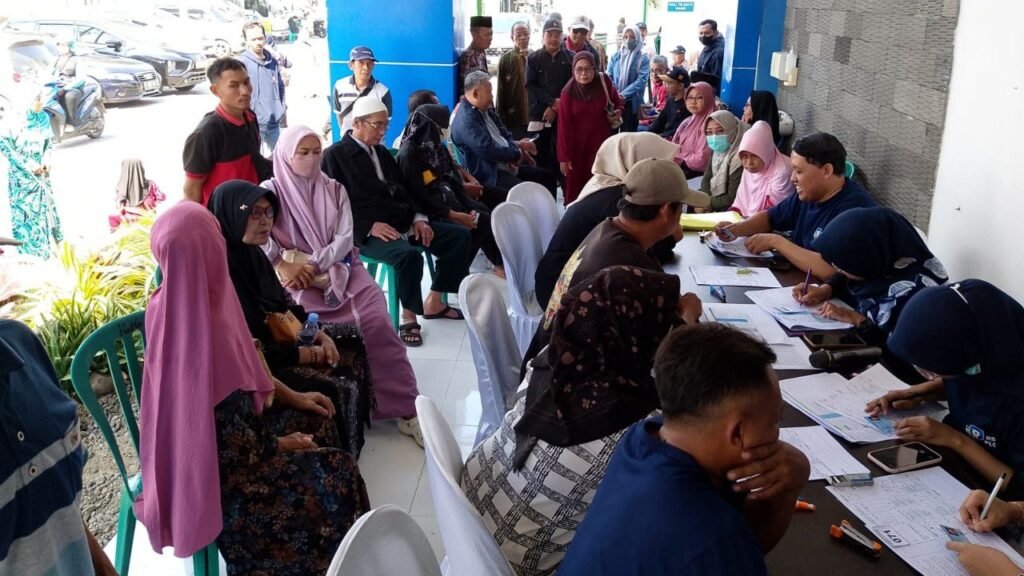 Ratusan Warga Antre Skrining Katarak Gratis di RSUD Ploso, 116 Pasien Jadi Sasaran