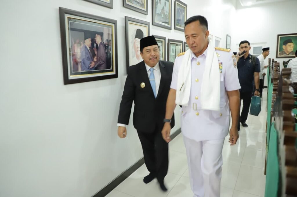 Sambut HUT ke-81 TNI, Komandan Kodiklatal Ziarah ke Makam Gus Dur di Tebuireng