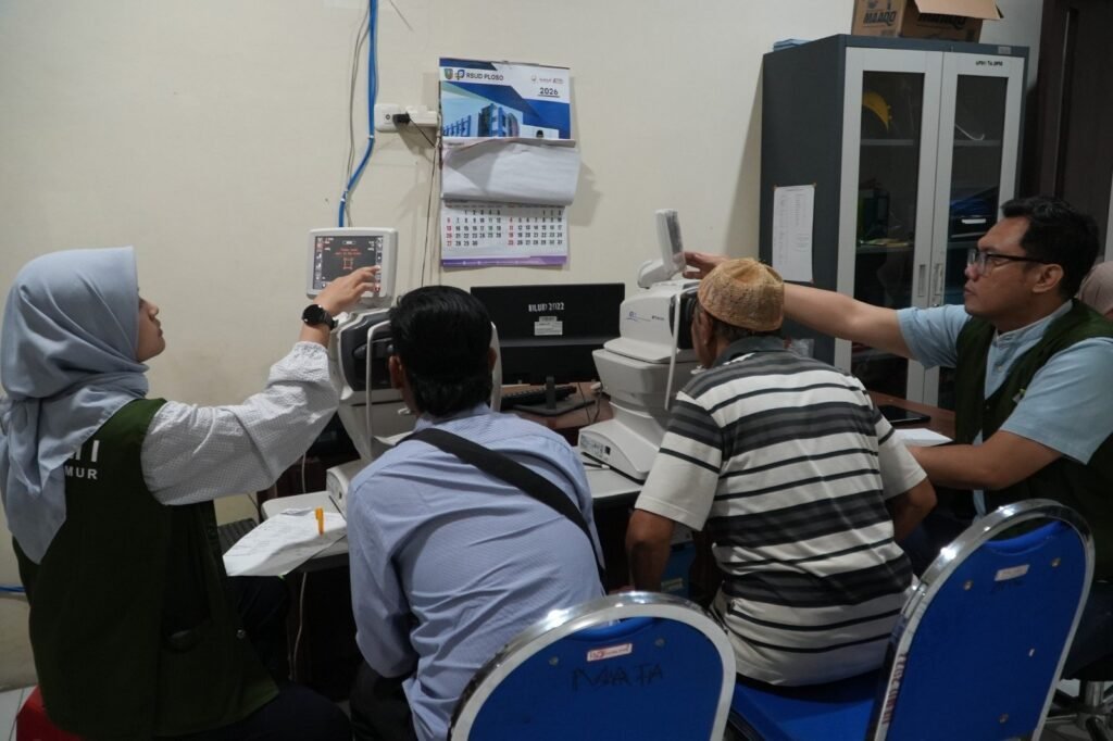 Ratusan Warga Antre Skrining Katarak Gratis di RSUD Ploso, 116 Pasien Jadi Sasaran
