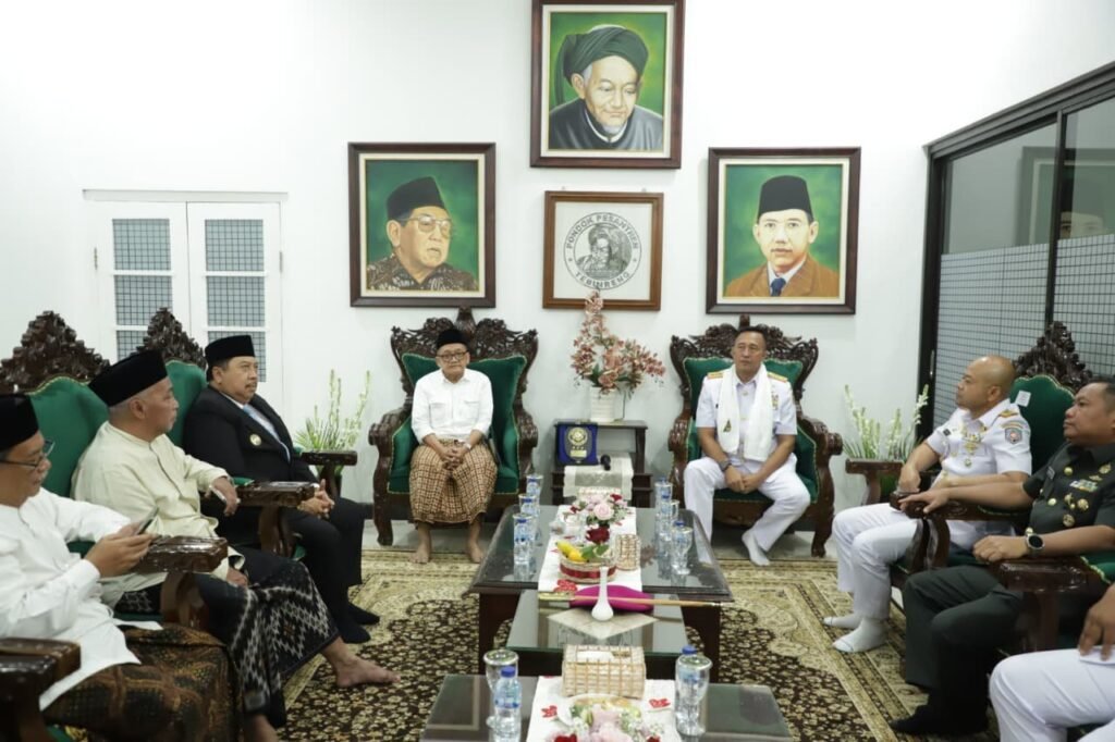 Sambut HUT ke-81 TNI, Komandan Kodiklatal Ziarah ke Makam Gus Dur di Tebuireng