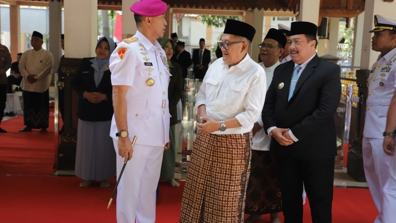 Sambut HUT ke-81 TNI, Komandan Kodiklatal Ziarah ke Makam Gus Dur di Tebuireng