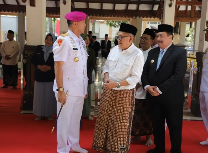 Sambut HUT ke-81 TNI, Komandan Kodiklatal Ziarah ke Makam Gus Dur di Tebuireng