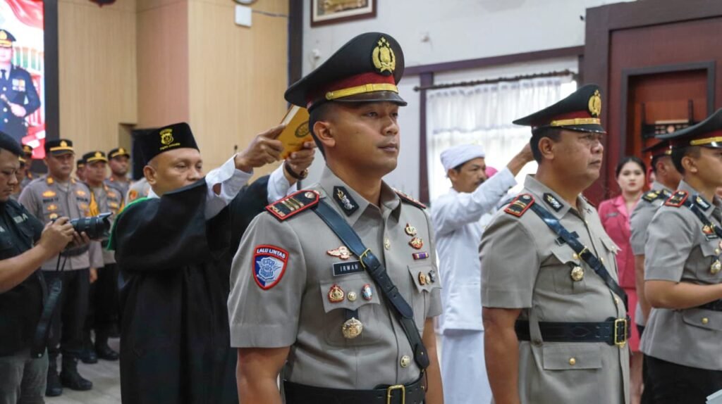 Kapolres Jombang Pimpin Pergantian Dua Kapolsek dan Kasihumas, Satu Personel Masuki Purna Tugas