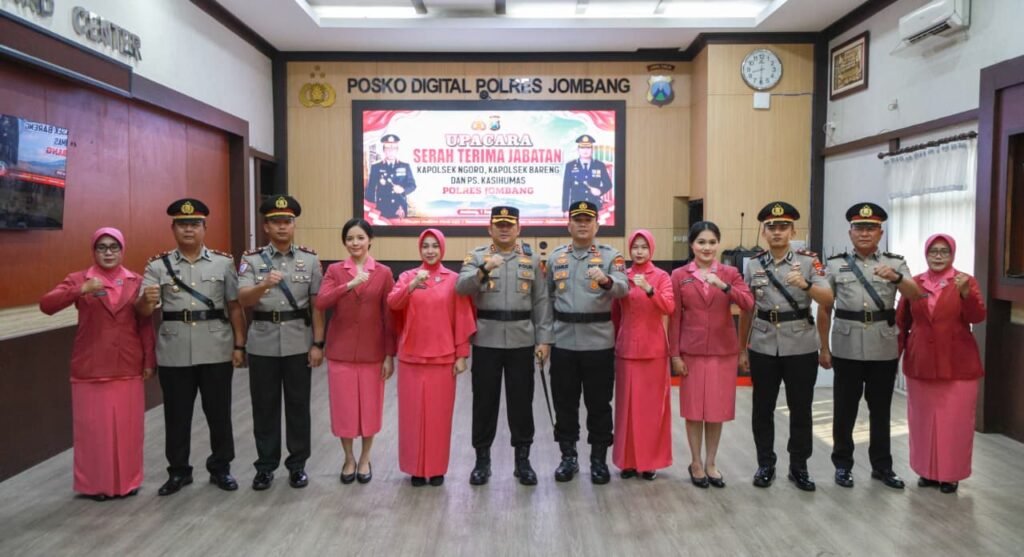 Kapolres Jombang Pimpin Pergantian Dua Kapolsek dan Kasihumas, Satu Personel Masuki Purna Tugas