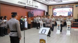 Kapolres Jombang Pimpin Pergantian Dua Kapolsek dan Kasihumas, Satu Personel Masuki Purna Tugas