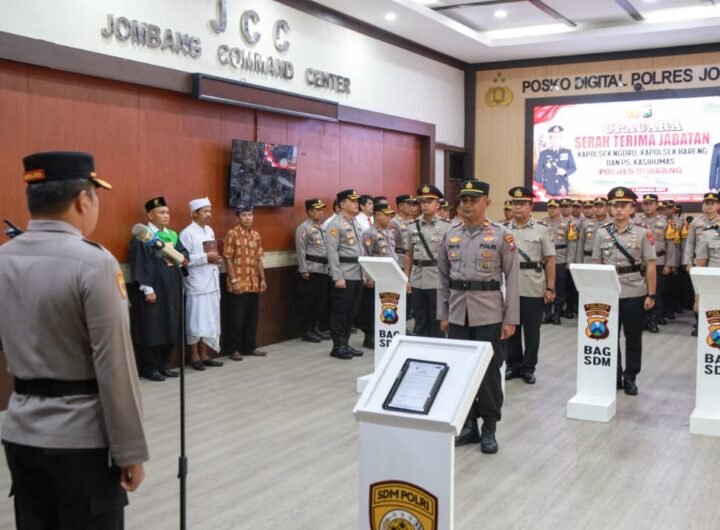 Kapolres Jombang Pimpin Pergantian Dua Kapolsek dan Kasihumas, Satu Personel Masuki Purna Tugas