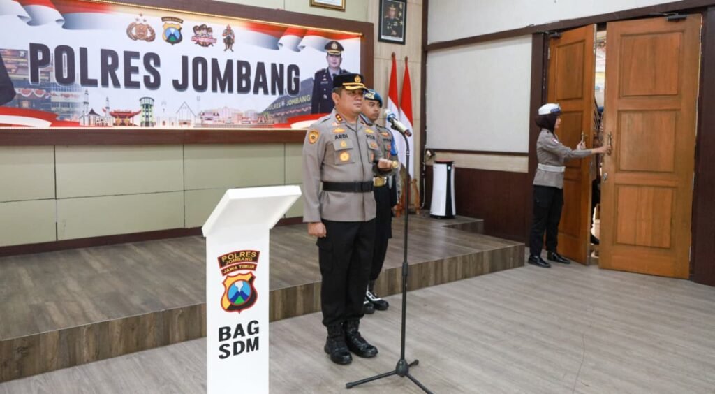 Kapolres Jombang Pimpin Pergantian Dua Kapolsek dan Kasihumas, Satu Personel Masuki Purna Tugas