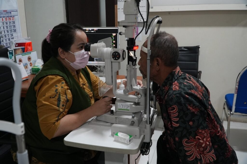 Ratusan Warga Antre Skrining Katarak Gratis di RSUD Ploso, 116 Pasien Jadi Sasaran