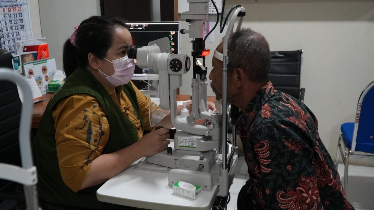 Ratusan Warga Antre Skrining Katarak Gratis di RSUD Ploso, 116 Pasien Jadi Sasaran
