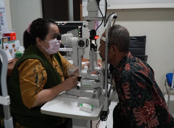 Ratusan Warga Antre Skrining Katarak Gratis di RSUD Ploso, 116 Pasien Jadi Sasaran
